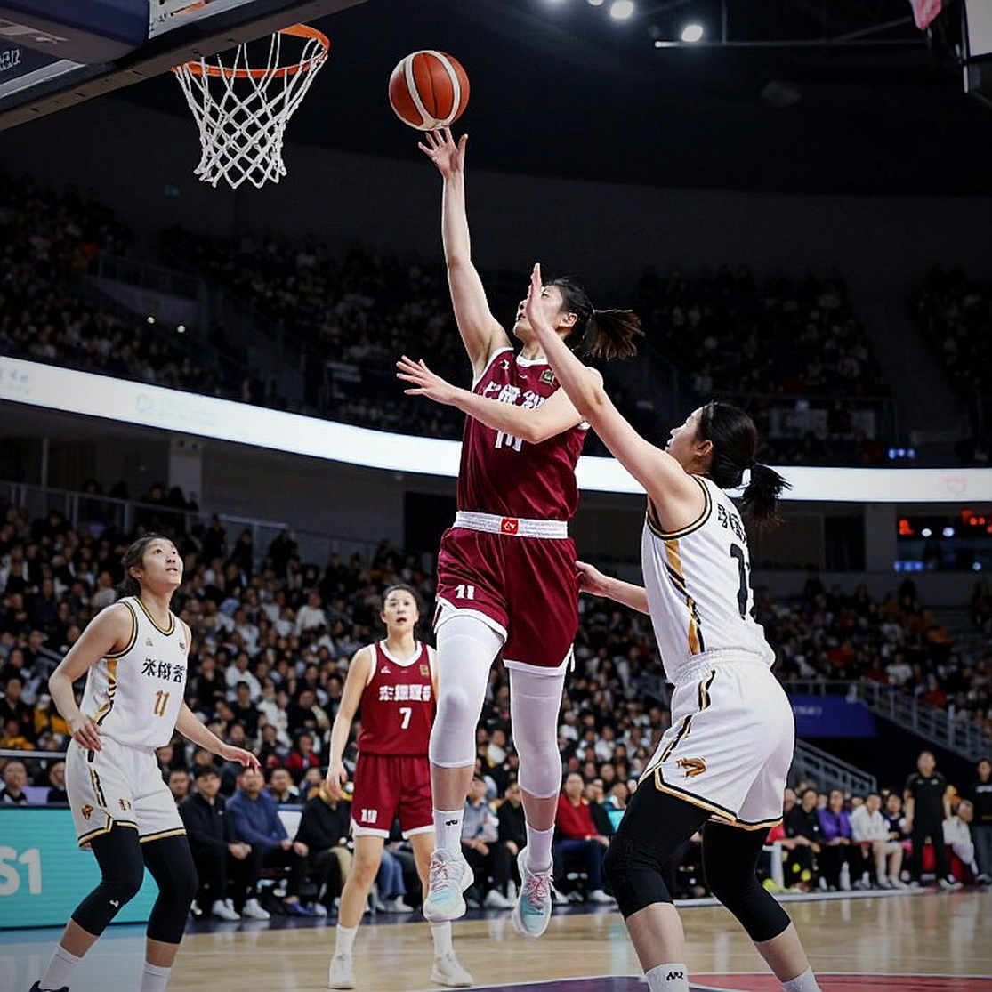Anadolu Efes thắng sát nút và bài toán năm trận trong mười ngày