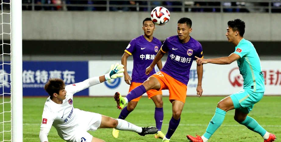 Chín tầng dữ liệu của một thương vụ V-League: tiền lương, điều khoản và cánh cửa hé mở