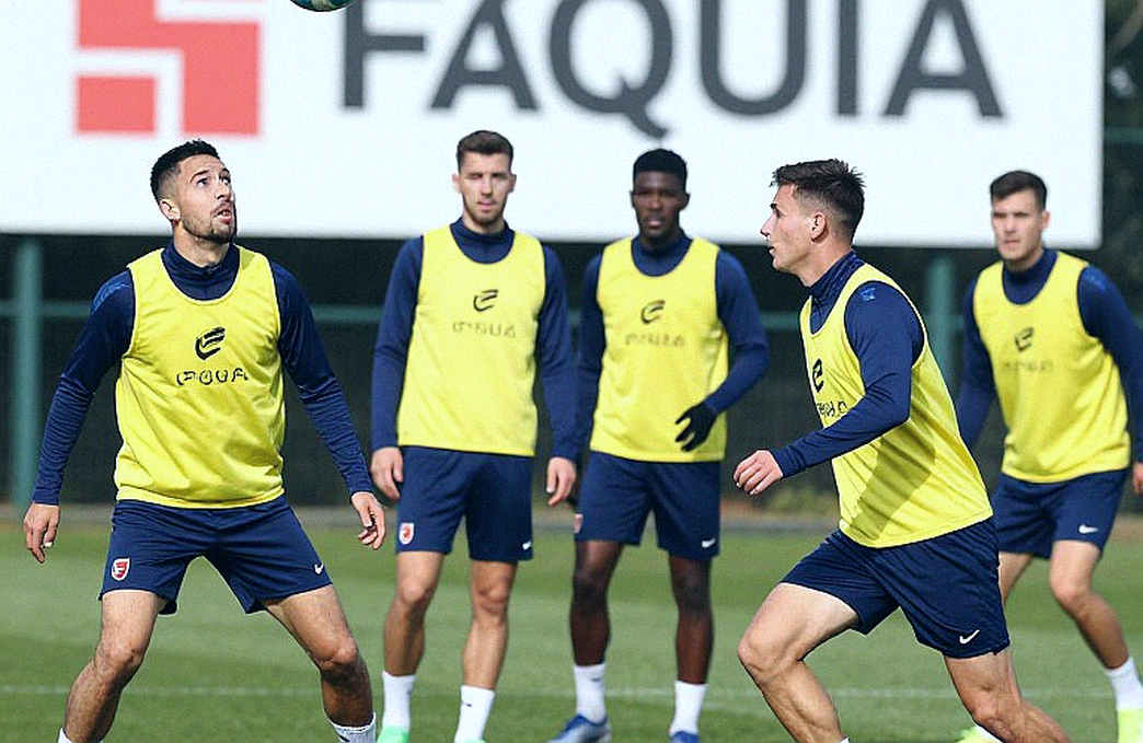 Phút 65, thẻ đỏ từ VAR và bốn phút Galatasaray mất tổ chức trước Kasımpaşa