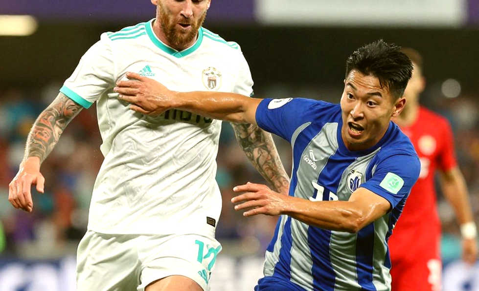 A Softer Dollar and the Fed's Rate Path: What Football's Transfer Money Reads From Wall Street
