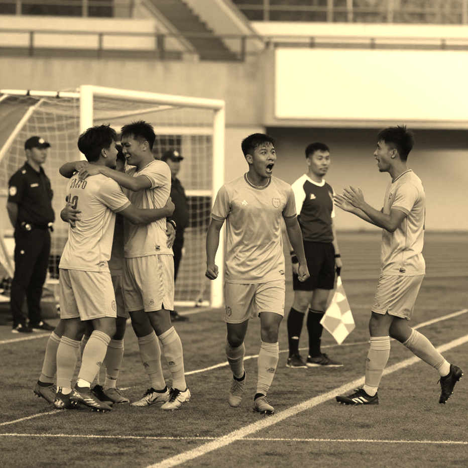 Đằng sau trần lương V.League: 312 hợp đồng, bảy câu lạc bộ, và khoảng cách giữa sân cỏ với bàn giấy