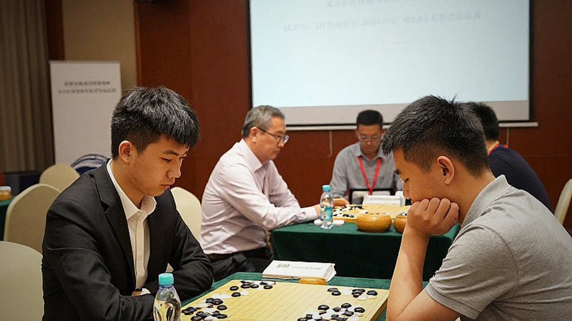 Ba nước đi đảo chiều và một tấm thẻ niềm tin: Nihal Sarin, Ấn Độ và ván cờ không được phép thua