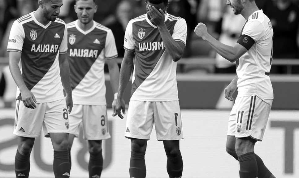 Bóng đá Việt Nam: V.League đổi tiền nhưng chưa đổi được lối chơi