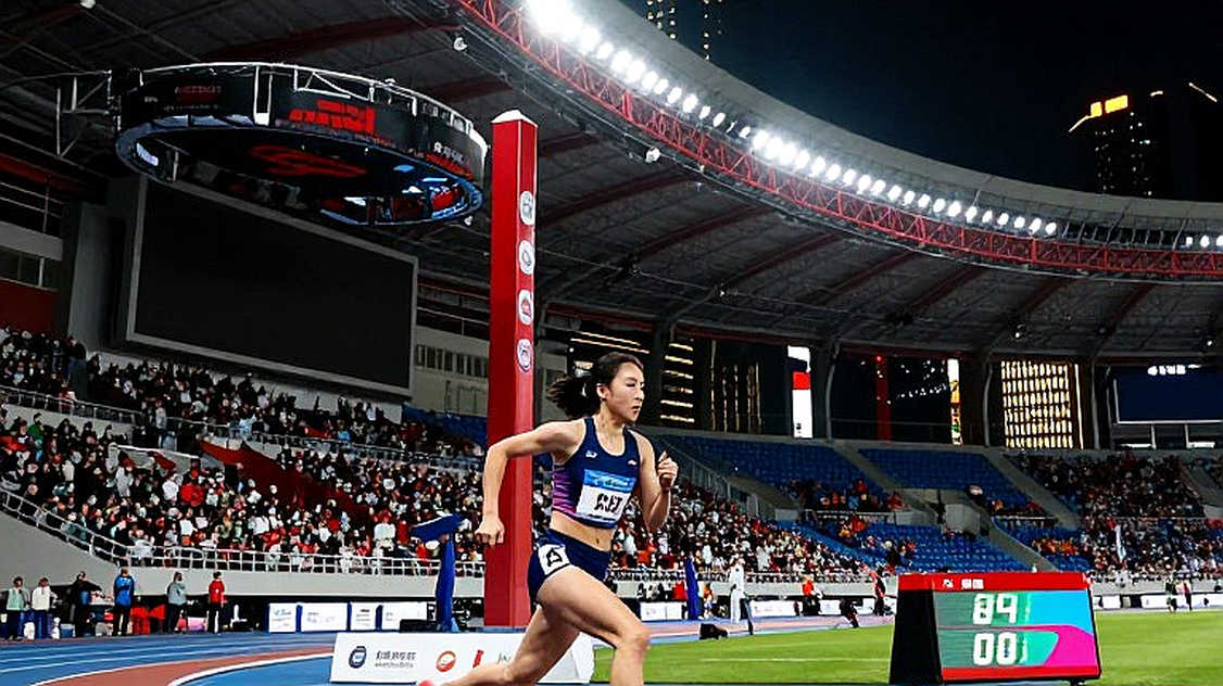 Bednarek thắng đúp 100m và 200m ở Budapest: 9,85 giây và ô trống mang tên gió Bednarek thắng đúp 100m và 200m ở Budapest: 9,85 giây và ô trống mang tên gió