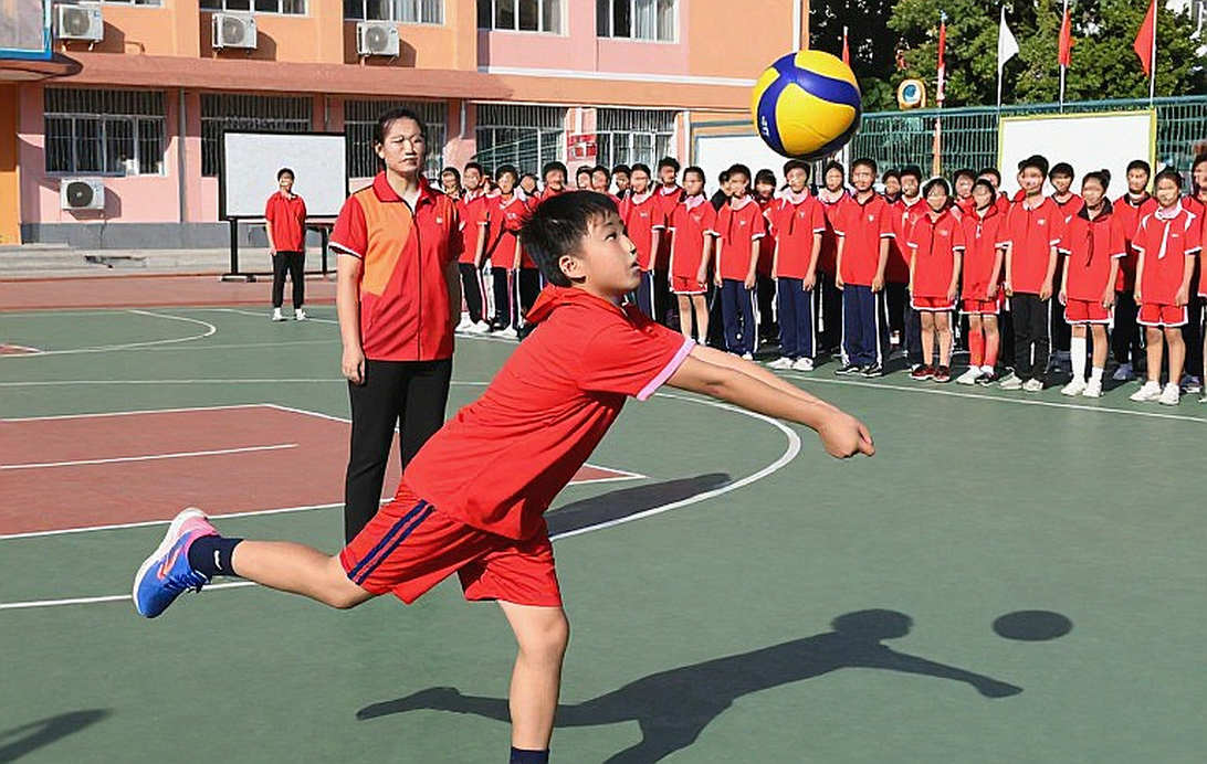 Bên dưới chiếc cáng: chín lát cắt về mật độ thi đấu và chấn thương của bóng đá Việt Nam Bên dưới chiếc cáng: chín lát cắt về mật độ thi đấu và chấn thương của bóng đá Việt Nam