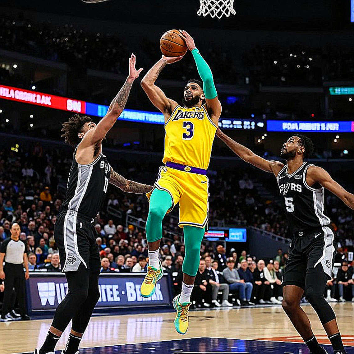 Mike James's Effort Not Enough as Anadolu Efes Fall to Barcelona in EuroLeague Opener Mike James's Effort Not Enough as Anadolu Efes Fall to Barcelona in EuroLeague Opener