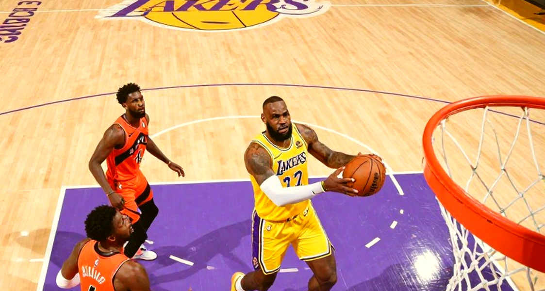 Nine Dimensions of Analyzing a Basketball Game: A Framework of Doubt for Vietnamese Viewers Nine Dimensions of Analyzing a Basketball Game: A Framework of Doubt for Vietnamese Viewers
