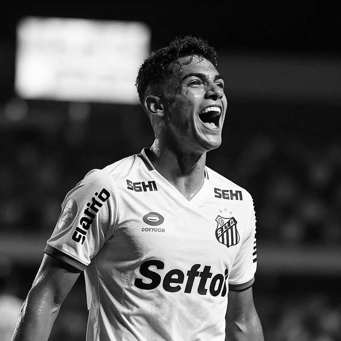 Vozinha: Khi 28 Triệu Người Theo Dõi Một Thủ Môn 40 Tuổi Vozinha: Khi 28 Triệu Người Theo Dõi Một Thủ Môn 40 Tuổi
